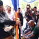 Penjabat Gubernur Aceh Dr. H. Safrizal ZA, M.Si., didampingi Kepala SKPA/Biro terkait, menyerahkan secara simbolis kaki palsu kepada 49 penyandang disabilitas, di Kantor Administrasi Bandara SIM PT. Angkasa Pura II, Aceh Besar, Selasa, (3/9). (Waspada/Zafrullah)