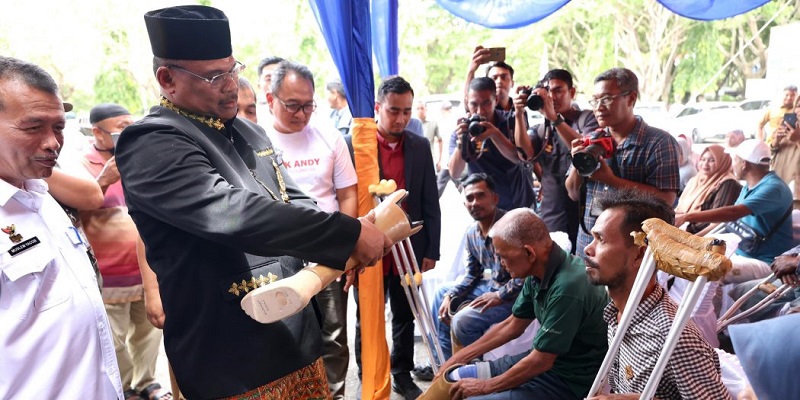 Penjabat Gubernur Aceh Dr. H. Safrizal ZA, M.Si., didampingi Kepala SKPA/Biro terkait, menyerahkan secara simbolis kaki palsu kepada 49 penyandang disabilitas, di Kantor Administrasi Bandara SIM PT. Angkasa Pura II, Aceh Besar, Selasa, (3/9). (Waspada/Zafrullah)