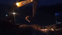 Alat berat jenis ekskavator yang diduga milik oknum P melakukan kegiatan PETI di Kotanopan, Senin (2/9). (Waspada/ist).