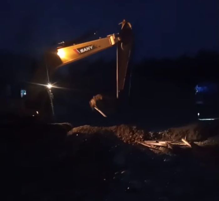 Alat berat jenis ekskavator yang diduga milik oknum P melakukan kegiatan PETI di Kotanopan, Senin (2/9). (Waspada/ist).
