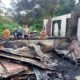 Satu rumah hangus terbakar di Jl. Medan, Gg. Air Bersih, Kel. Nagapitu, Kec. Siantar Martoba, Pematangsiantar, Selasa (3/9) sekitar pukul 00:00 dan Polsek Siantar Martoba melakukan olah tempat kejadian setelah petugas Damkar Pemko dan perusahaan PT STTC memadamkan api.(Waspada-Ist).