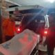 Jenazah korban saat dimasukkan ke ambulans.(Waspada/ist).