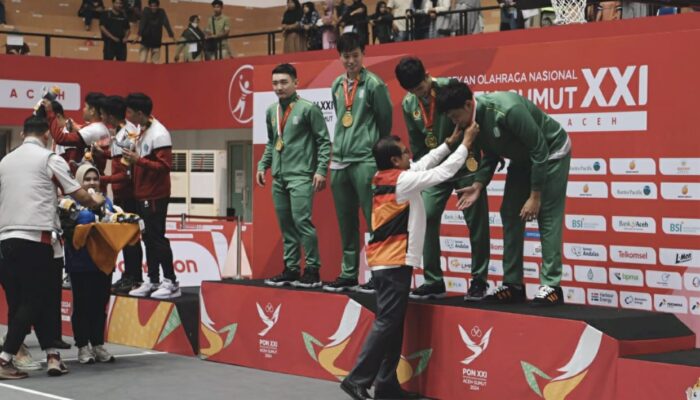 Jelang Akhir PON XXI, Plh Sekda Kalungkan Medali Juara Basket