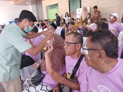SALAH seorang pasien Operasi Mata Katarak sedang diberikan obat tetes mata pasca operasi oleh tim nakes. Waspada/Ist