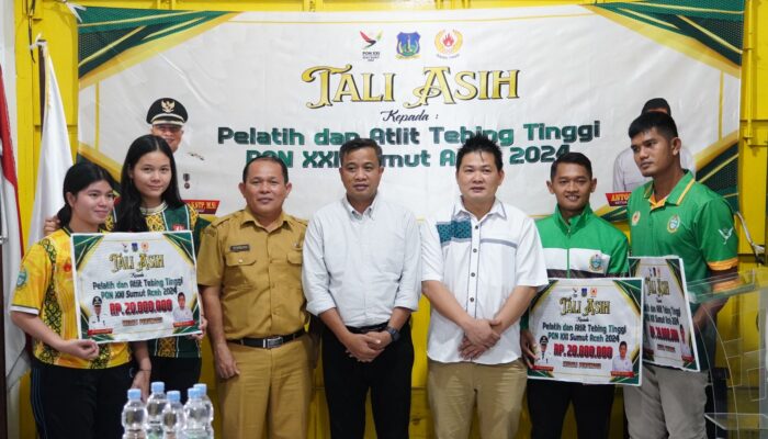Pj Wali Kota Tebingtinggi Serahkan Tali Asih Atlet PON