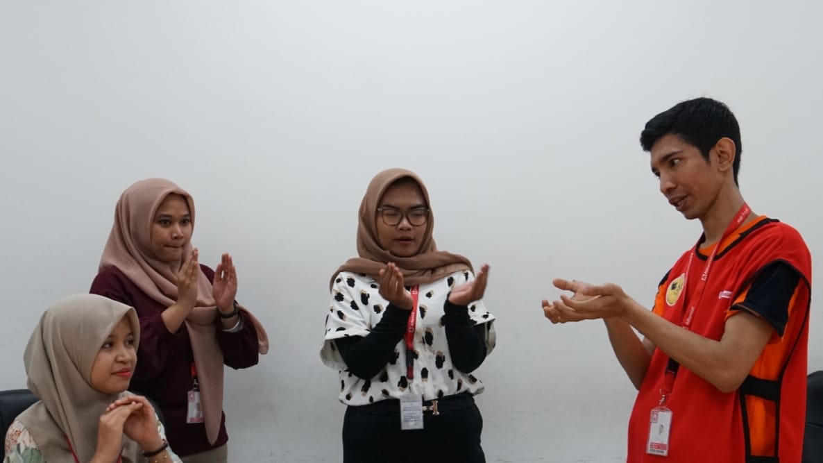 Alfamidi Latih Karyawan Berbahasa Isyarat, Mudahkan Komunikasi Dengan Ruwi