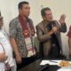 BAKAL calon Wagubsu Hasan Basri Sagala (pakai ulos), bersama Ketua Umum Marga Sagala Sedunia Maringan Sagala, serta pengurus Persatuan Marga Salaga, saat melakukan pertemuan. Waspada/Ist