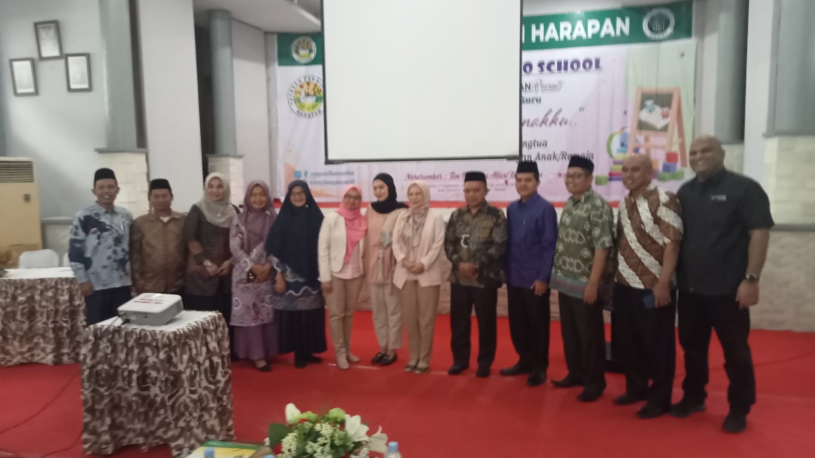 Tim Psikologi Alivia konsultan foto bersama para pengurus Yaspendhar usai menggelar sosialisasi pelayanan psikoligi di Yaspendhar , Sabtu (7/9) . Waspada/Erzilmarkos