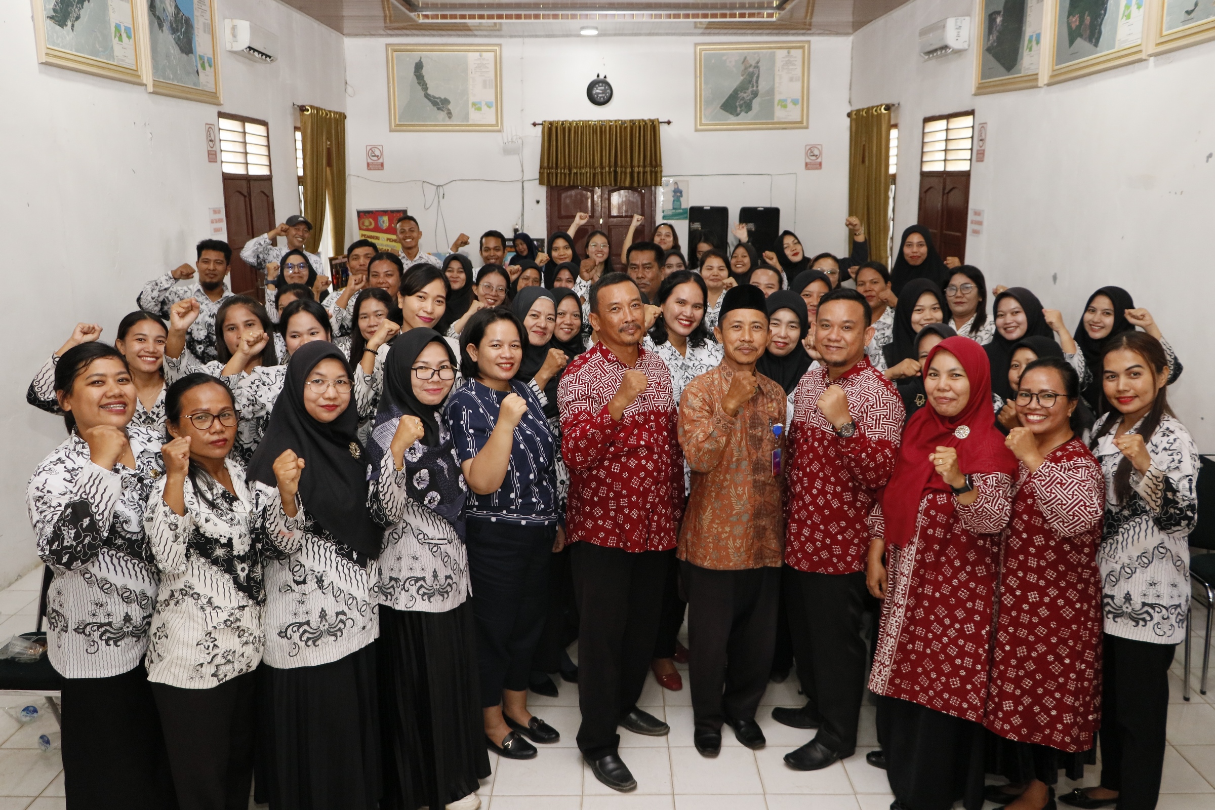 Fasda Perubahan Tim Lentera foto bersama guru-guru SD yang menjadi peserta workshop dan pelatihan pembuatan soal-soal berbasis AKM.