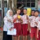 Guru kreatif dari kelas 5 SD Negeri 044826 Samura, Kabanjahe Muri Rasika (dua kiri) didampingi salah seorang Fasda Tanoto Foundation Dra. Julia Damaris Bukit, M. Pd foto bersama para siswa yang mendapatkan hadiah usai mempraktekkan pembelajaran gamifikasi dengan model 'Treasure Hunt' pada mata pelajaran matematika.