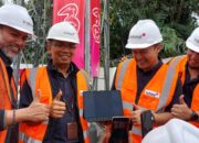 DARI KIRI KE KANAN: Muhamad Ade Kurniawan (VP Head of Technology Sumatra IOH), Jelly Rolleys Sitompul (AVP-Head of Technology North Sumatra), M. Andre Reinaldy H (SVP Head of Region Marketing Sumatra IOH), dan Pramana Kawas Tarigan (VP-Head of Sales Northern Sumatra) saat berada di BTS Site Tanjung Siporkis, Kabupaten Deliserdang, untuk uji coba keandalan jaringan hemat dan cepat Tri dalam kegiatan Jelajah Jaringan Tri Sumatera Utara. - Waspada/Sugiarto