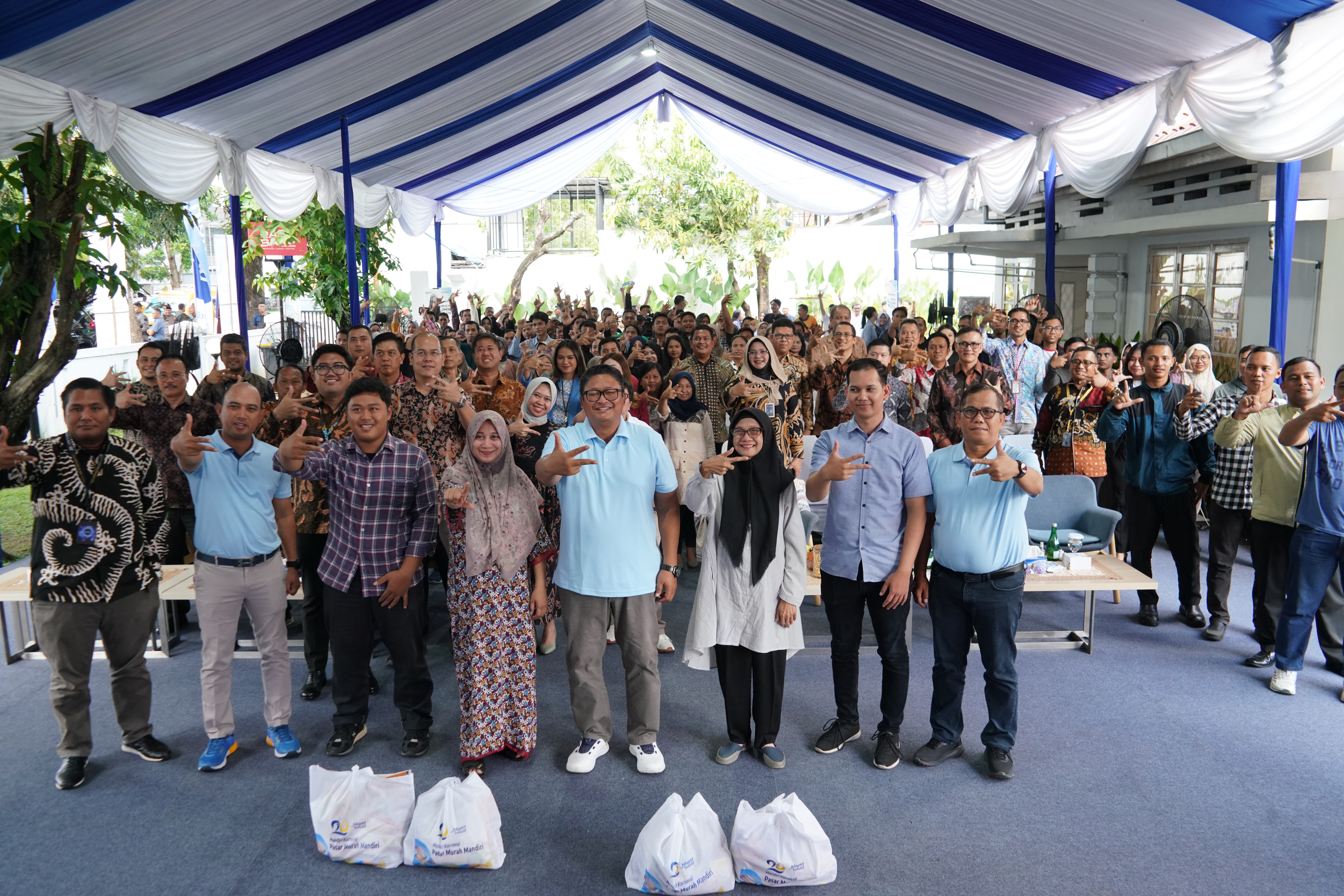 RCEO Bank Mandiri Region I / Sumatera 1, Muhammad Ashidiq Iswara foto bersama pada perahaan HUT ke-26 Bank Mandiri dan usai penyerahan paket Pasar Murah secara simbolis di Rumah BUMN Medan, Rabu (2/10).