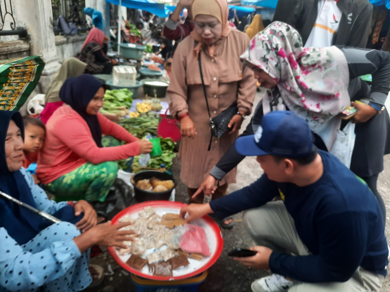 CALON Bupati Palas nomor urut 1, Putra Mahkota Alam Hasibuan didampingi ketua tim pemenangan H.M.Rido Harahap kunjungan ke Pasar pagi di lingkungan IV kelurahan Pasar Sibuhuan sambil menyapa para pedagang, Minggu (13/10). Waspada/Ist