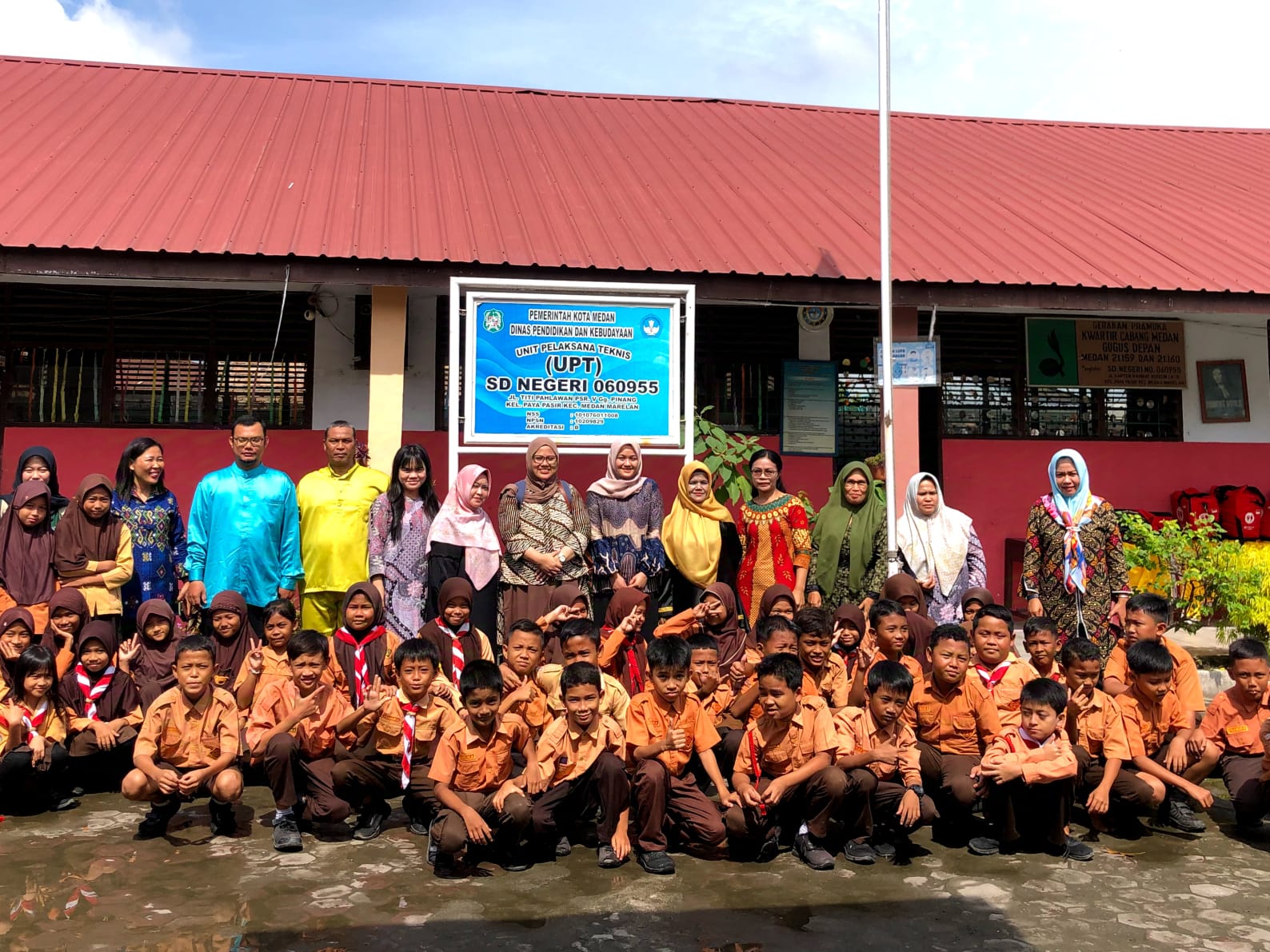 FOTO bersama tim pengabdian Fakultas Teknik USU dengan Guru dan Siswa/I SD Negeri 060955 Marelan. Waspada/ist