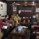 PELAKSANA tugas (Plt) Wali Kota Medan H Aulia Rachman SE menerima kunjungan Rektor Universitas Islam Sumatera Utara (UISU) di ruang kerjanya di Balai Kota Medan, Senin (30/9/2024). Waspada/ist