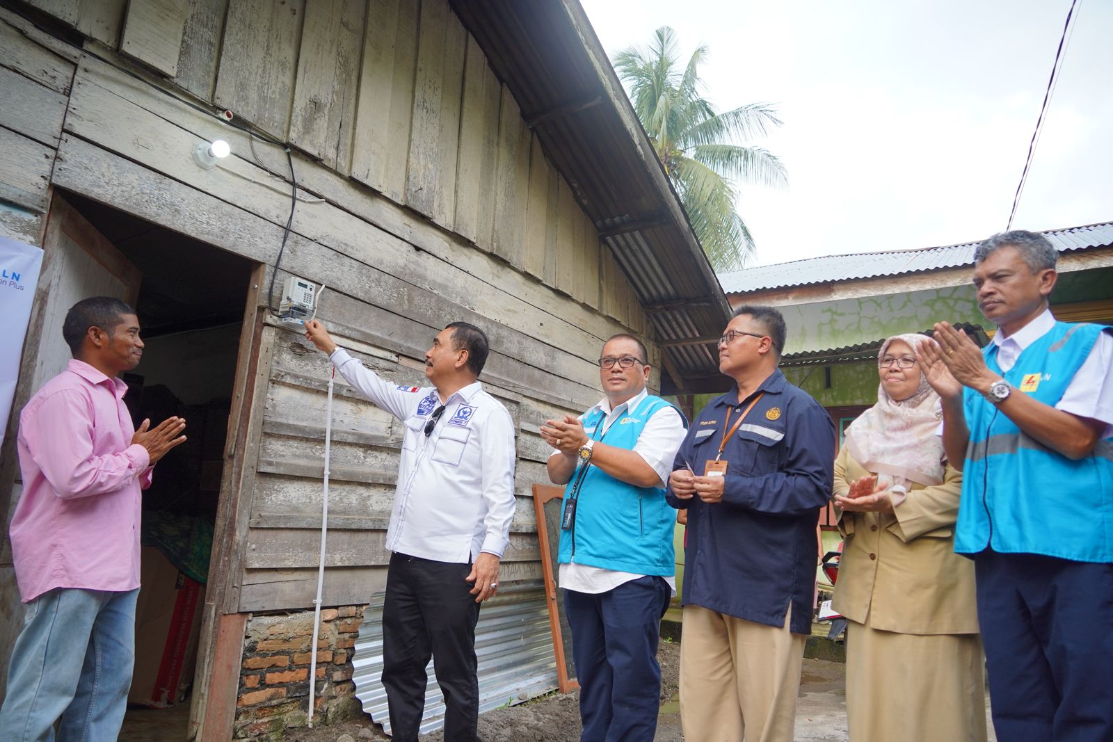 Anggota Komisi VII DPR RI, Hendrik H. Sitompul secara simbolis melakukan penyalaan di rumah salah satu penerima BPBL atas nama Sanjaya, di Desa Suka Rende, Kecamatan Kutalimbaru, Kabupaten Deliserdang, Sumatera Utara, Senin (30/9).