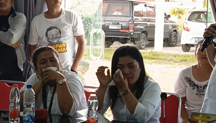 Tangisan Tenaga Honorer Datangi Kantor DPRD Samosir