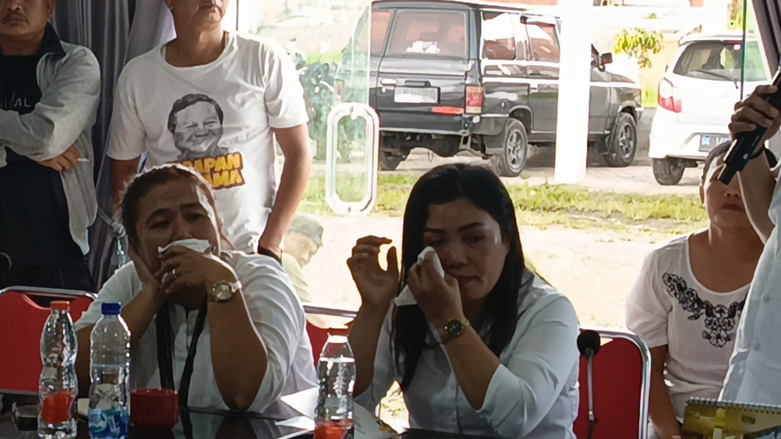 Tangisan Tenaga Honorer Datangi Kantor DPRD Samosir