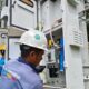 Petugas penyambungan PLN UP3 Padangsidimpuan sedang melakukan pemasangan kwh meter PT. Karya Agung Sawita (PT. KAS) dengan daya 240 KVA, Kamis (3/10).