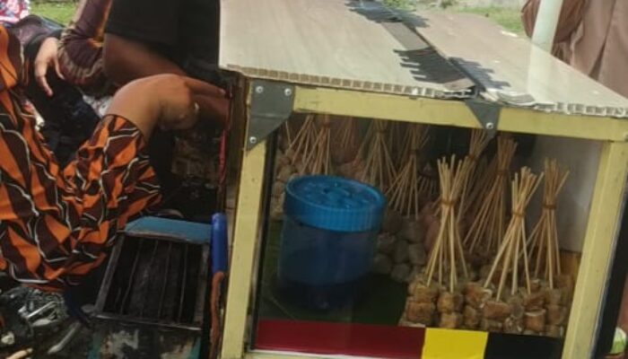 Ny Ratnawati RHS Bantu Pedagang Keliling Dan Kaki Lima