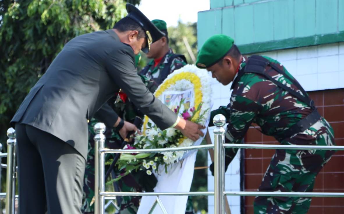 Sambut HUT Ke-79 TNI, Danrem 022/PT Ziarah Di TMP Nagur Pematangsiantar