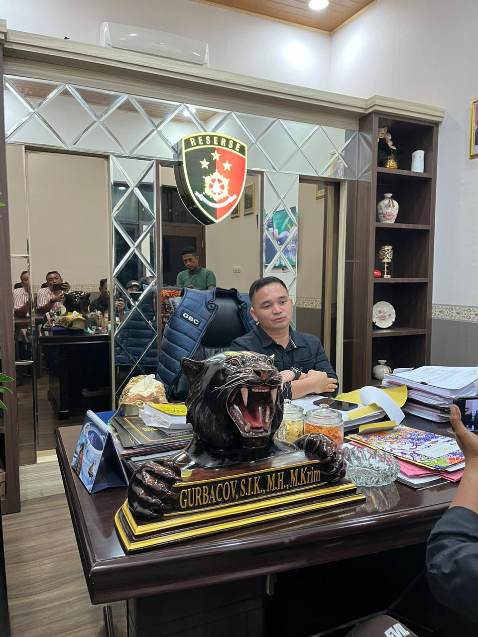 Polres Labusel Temukan Bong Dan Senjata Di Markas “Ninja” Sawit Sabungan