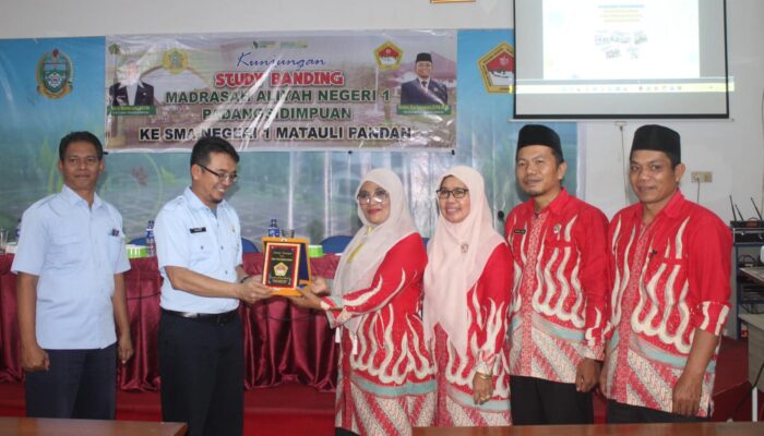 MAN 1 Padangsidimpuan Studi Banding Ke SMAN 1 Matauli Pandan