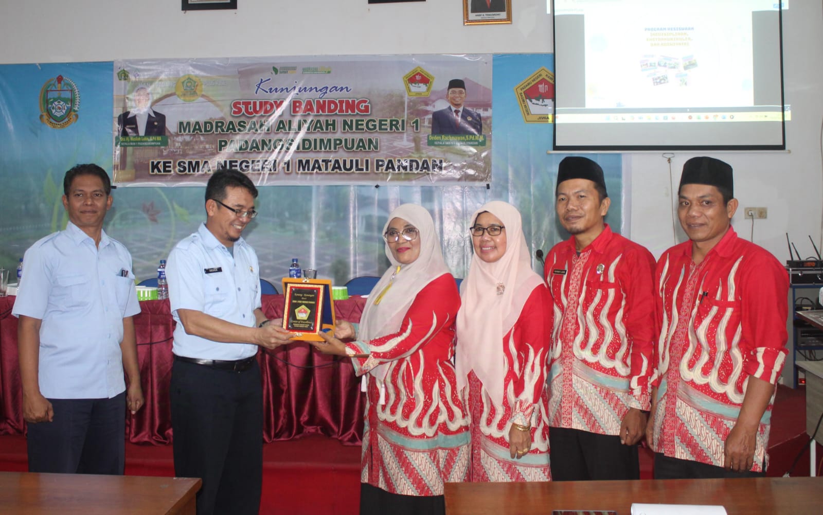 MAN 1 Padangsidimpuan Studi Banding Ke SMAN 1 Matauli Pandan