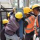 Petugas penyambungan PLN UP3 Medan sedang melakukan pemasangan komponen jaringan listrik atas permohonan perubahan daya menggunakan layanan Sameday Service, Sabtu (5/10).