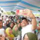 CALON Guberur Sumatera Utara nomor urut 1 Bobby Nasution, berswafoto bersama ibu-ibuan saat berkampanye di Hamparan Perak, Deliserdang, belum lama ini. Waspada/ist