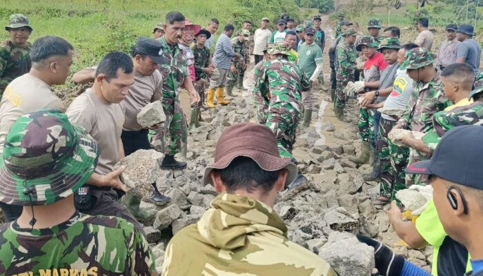 Wujud Sinergitas TNI-Polri, Personel Polres P. Siantar Ikut Sukseskan TMMD