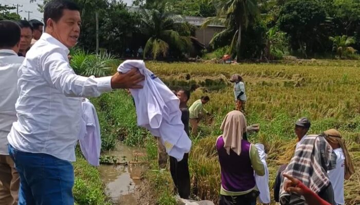 Dapat Kaos Langsung Dari Radiapoh, Petani Di Pematangbandar Siap Menangkan RHS-AZI