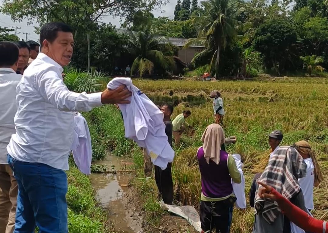 Dapat Kaos Langsung Dari Radiapoh, Petani Di Pematangbandar Siap Menangkan RHS-AZI