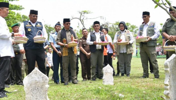 Pj Gubernur Aceh Dan Kepala BNPB Ziarah Ke Kuburan Massal Tsunami