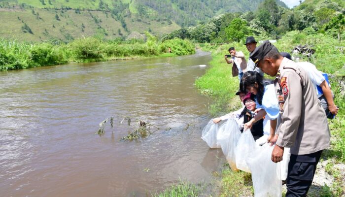 Pemkab Samosir Bersama DKP Provsu Tabur Benih Ikan Di Danau Toba