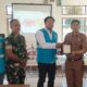 Foto bersama sekaligus penyerahan cinderamata Manajer PLN UP3 Nias, Revi Aldrian (tengah) berupa plakat kepada Stakeholder di Kecamatan Tuhemberu, Rabu (9/10).