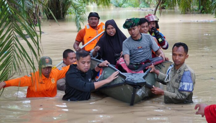 Moettaqien Evakuasi Ibu Hamil 9 Bulan Yang Terjebak Banjir