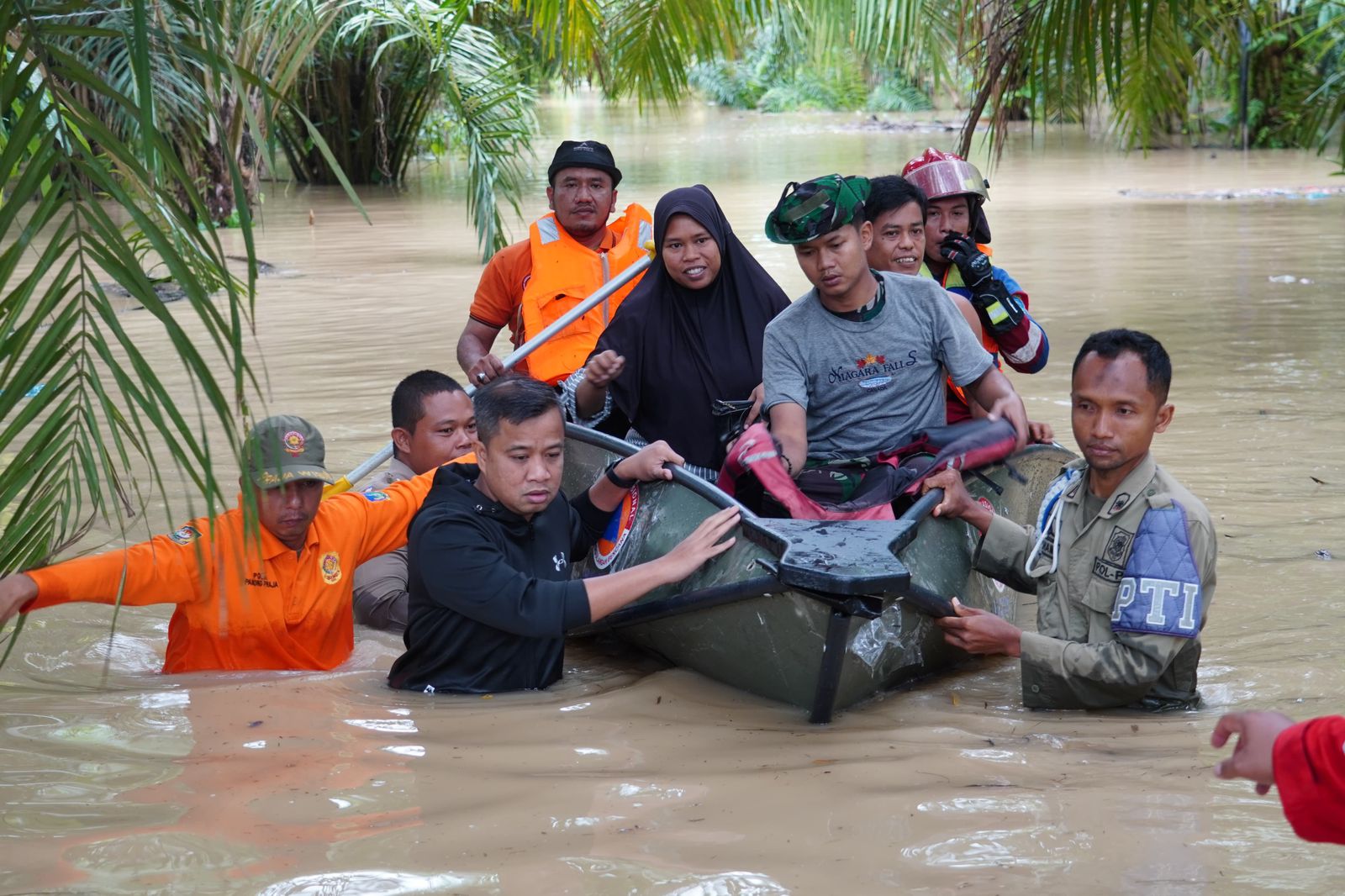 Moettaqien Evakuasi Ibu Hamil 9 Bulan Yang Terjebak Banjir
