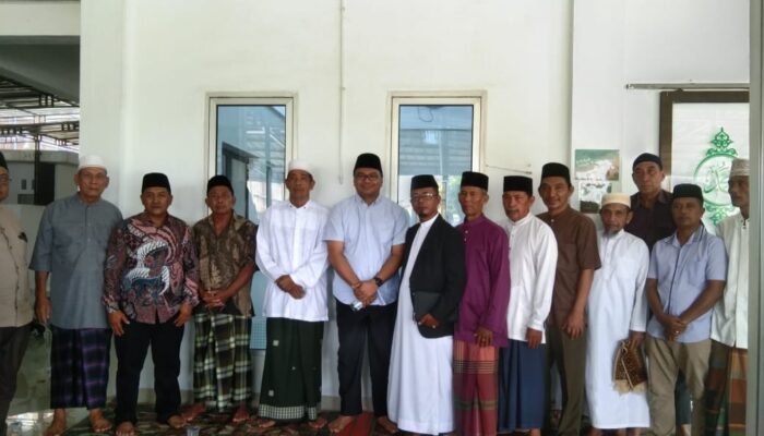 Asri Ludin Tambunan Bantu Plafon Masjid Al Barokah Desa Telagasari