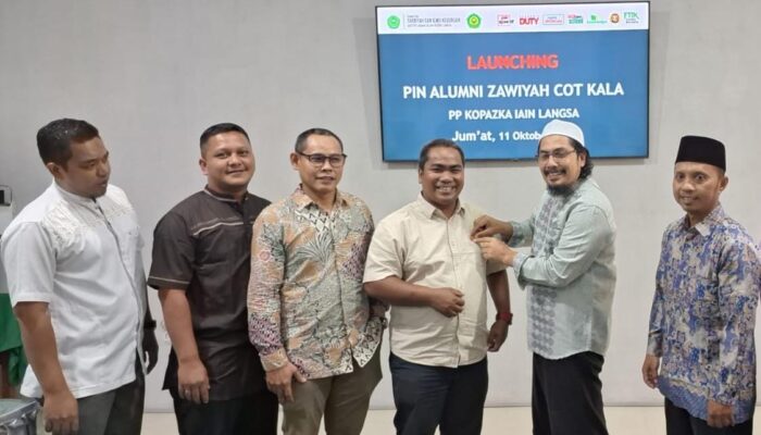 Kopazka Sematkan PIN Alumni Ke Dekan FTIK IAIN Langsa