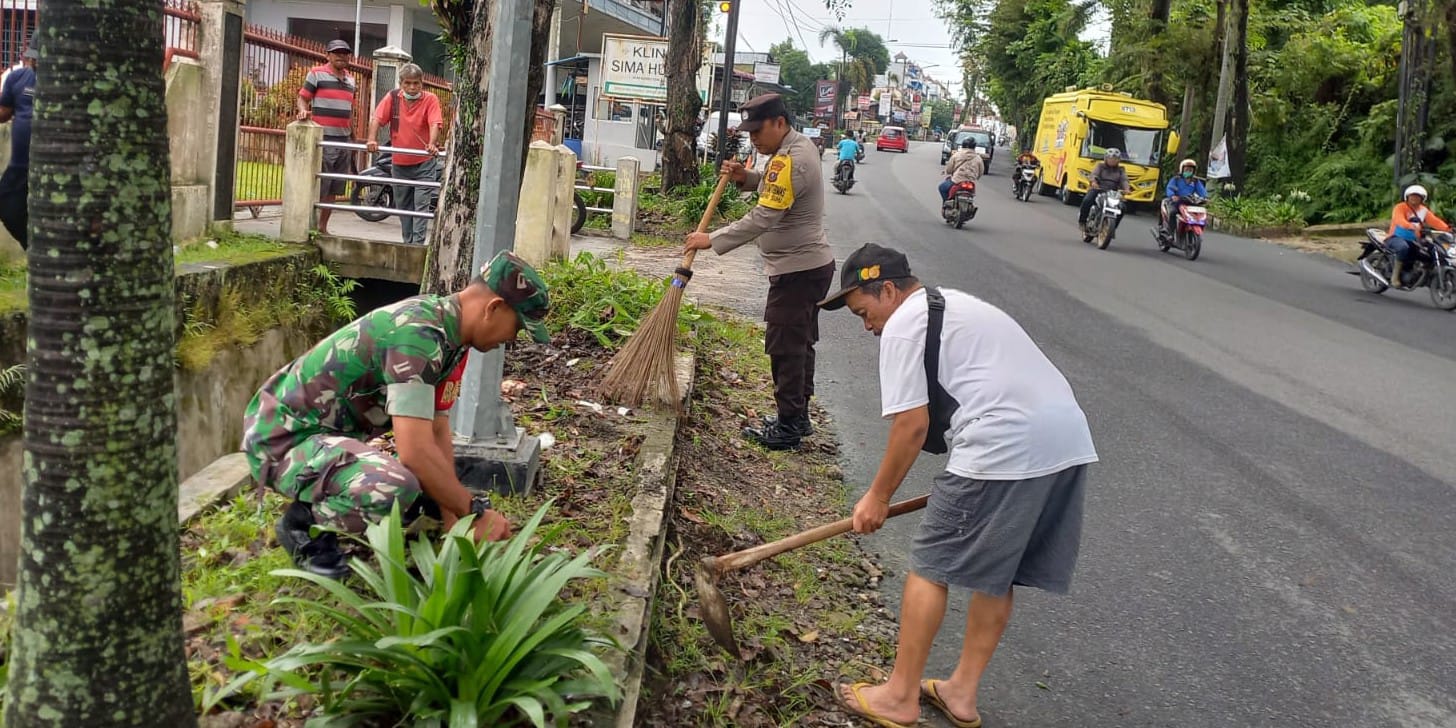 TNI-Polri Dan Warga Gotong Royong Di P. Siantar