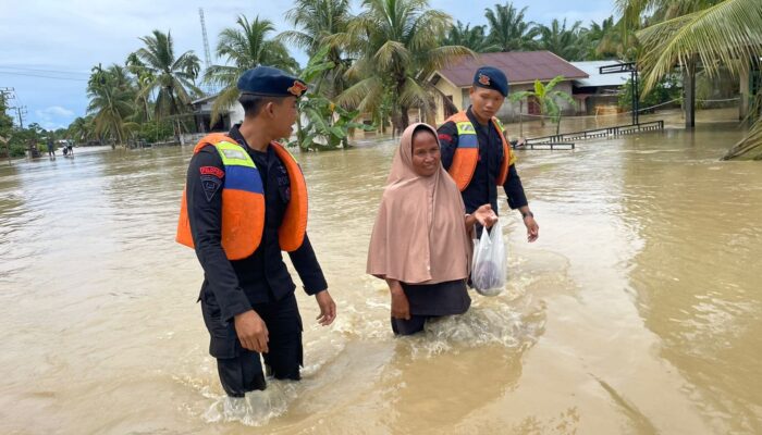 Brimob Bantu Warga Di Lokasi Banjir Nagan Raya