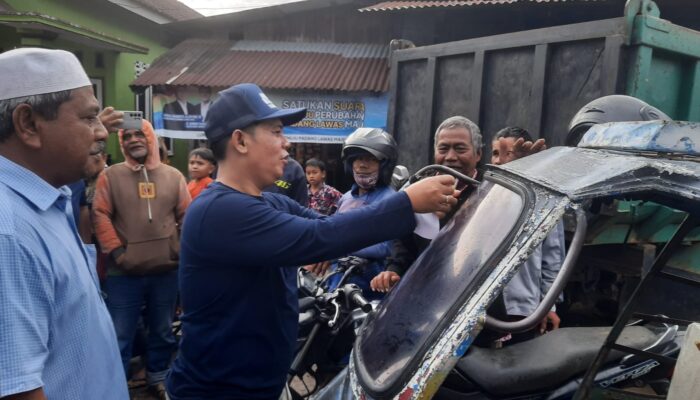 Putra Mahkota Sambangi Tukang Beca Bermotor Di Pasar Sibuhuan