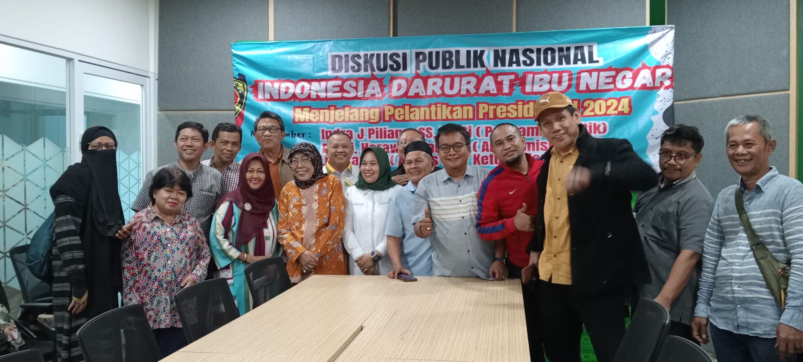 PARA narasumber dan panitia acara berfoto bersama usai acara Diskusi Publik Nasional dengan tema " Indonesia: Darurat Ibu Negara", yang dilaksanakan Gedung di ICMI Centre, Kalibata, Kec. Pancoran, Jakarta Selatan, Jakarta Selatan, Senin (14/10). Waspada/ist
