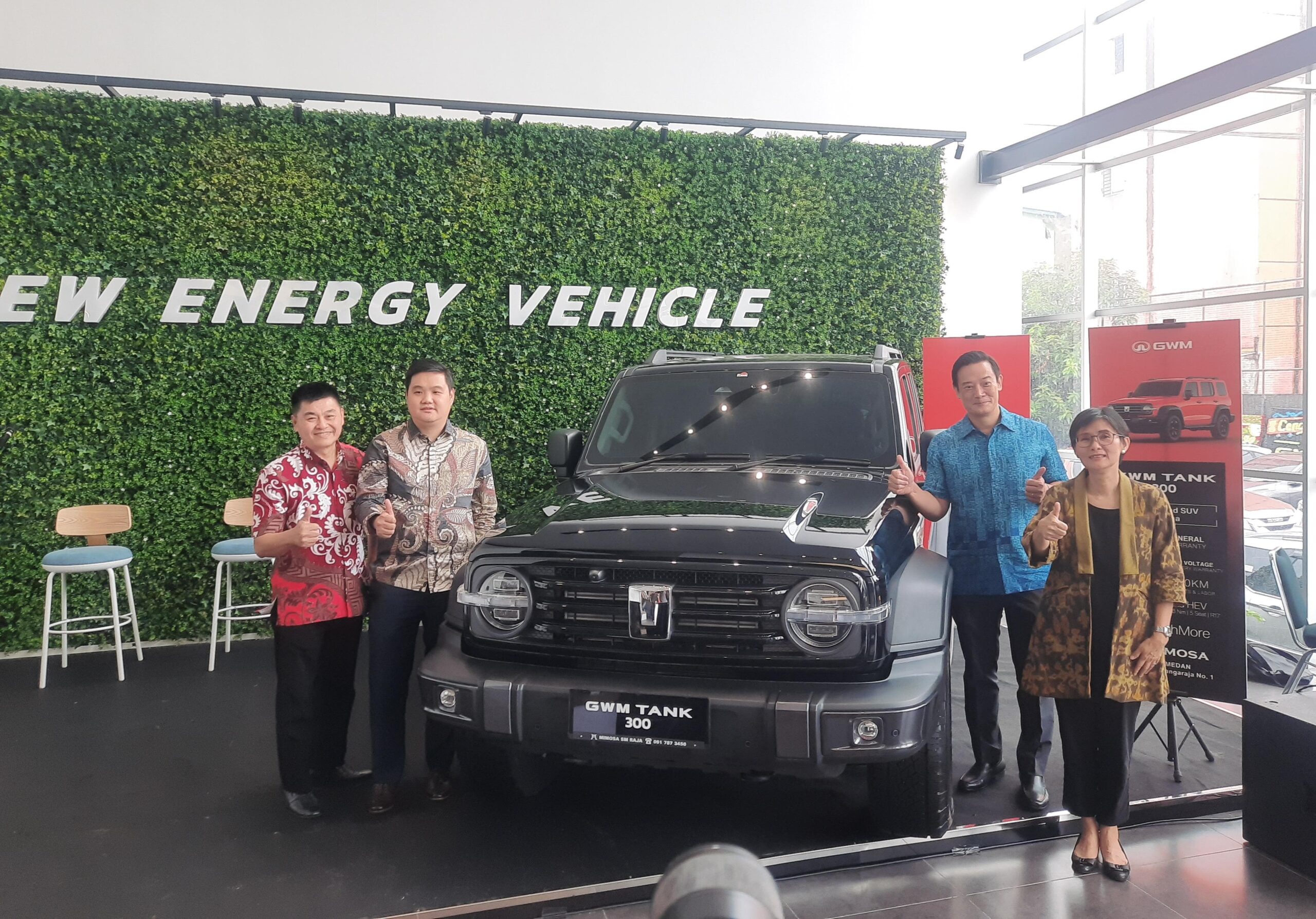 Khoo Shao Tze, President Director of Inchcape Automotive Indonesia (dua kanan), foto bersama Lisa Wijaya, Sales & Network Director GWM Indonesia (kanan), Darius Syahputra, Chief Executive Officer PT Mimosa Putra Abadi (dua kiri), dan Wongso Darno, Chief Operating Officer PT Mimosa Putra Abadi saat peresmian dealer GWM di Jl. Sisingamangaraja No.1 KM 5, Medan, Selasa (15/10).