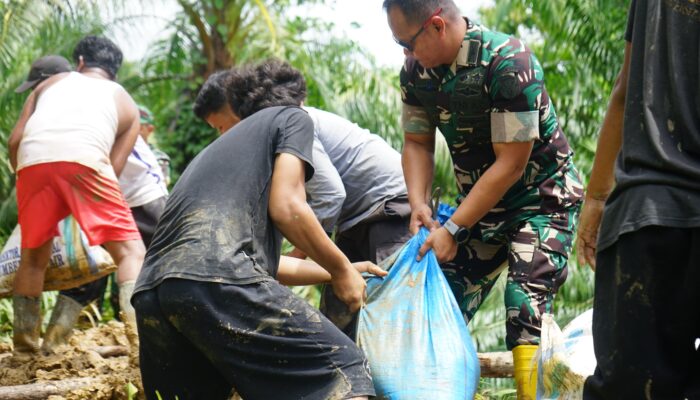 Kodim Aceh Tamiang Bersama BPBD Dan Masyarakat Perbaiki Tanggul Jebol Di Seruway