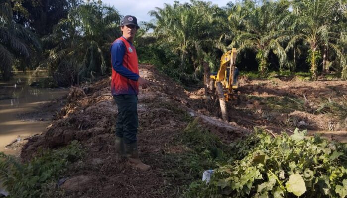 BPBD Berjibaku Malam Hari Perbaiki Tanggul Di Seruway