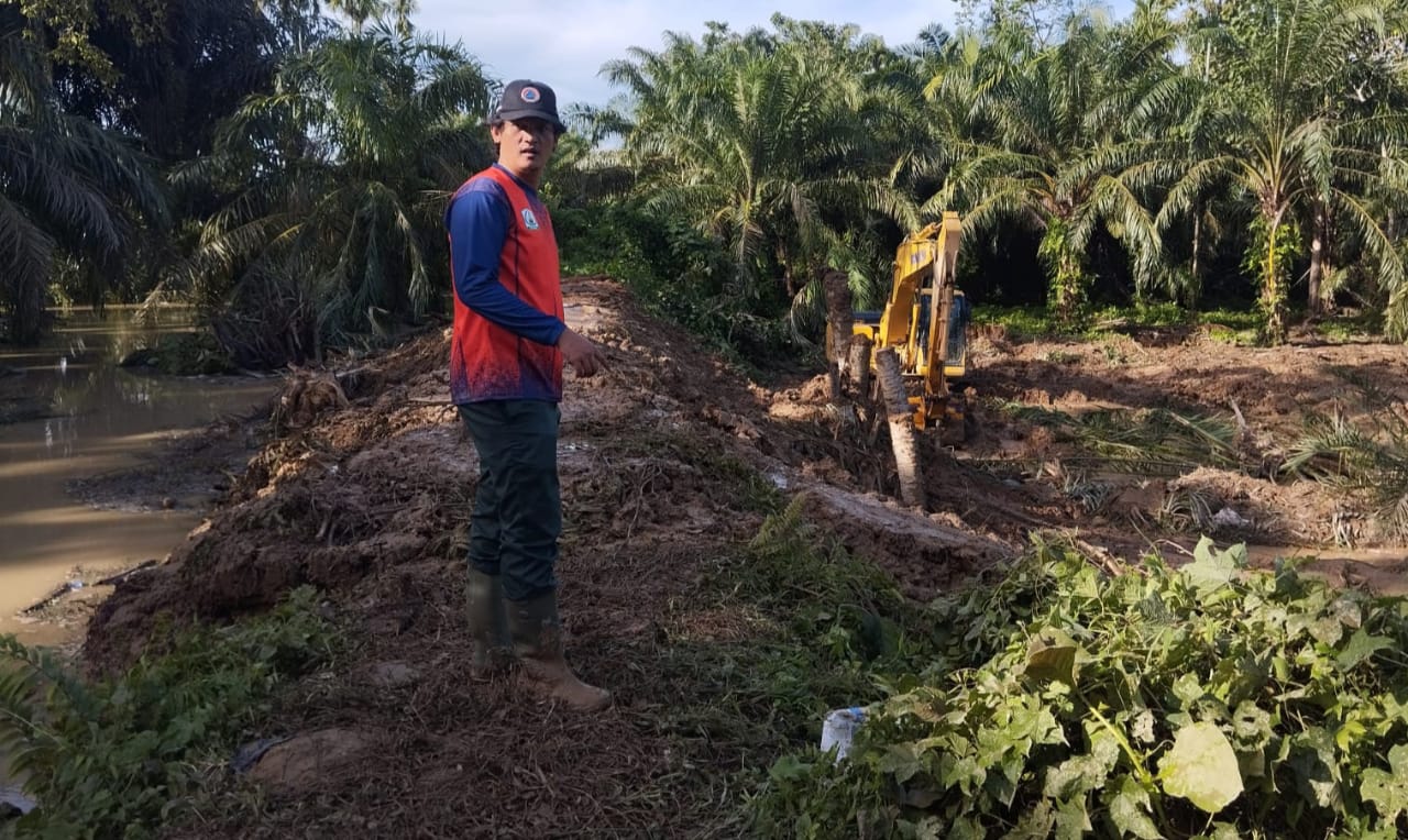 BPBD Berjibaku Malam Hari Perbaiki Tanggul Di Seruway