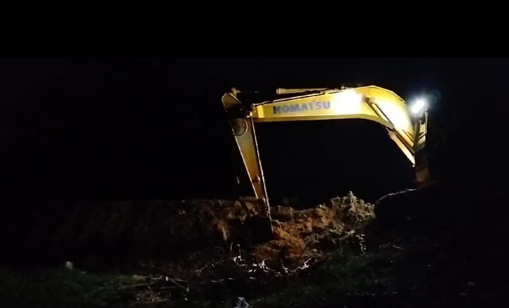 BPBD Berjibaku Malam Hari Perbaiki Tanggul Di Seruway