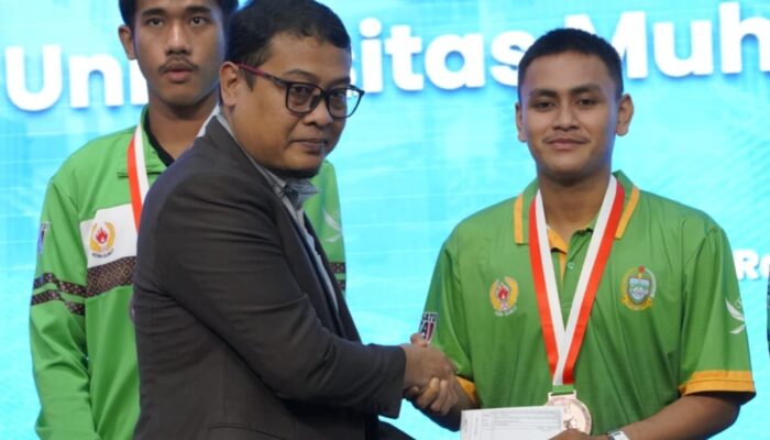 UMSU Serahkan Tari Asih 6 Mahasiswa Atlet Berpretasi PON Aceh-Sumut 2024